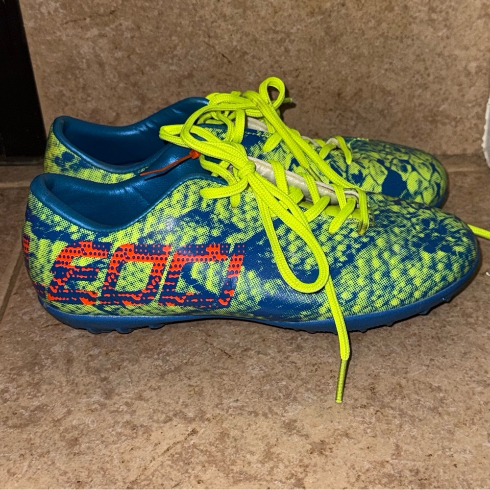Kids indoor soccer cleats